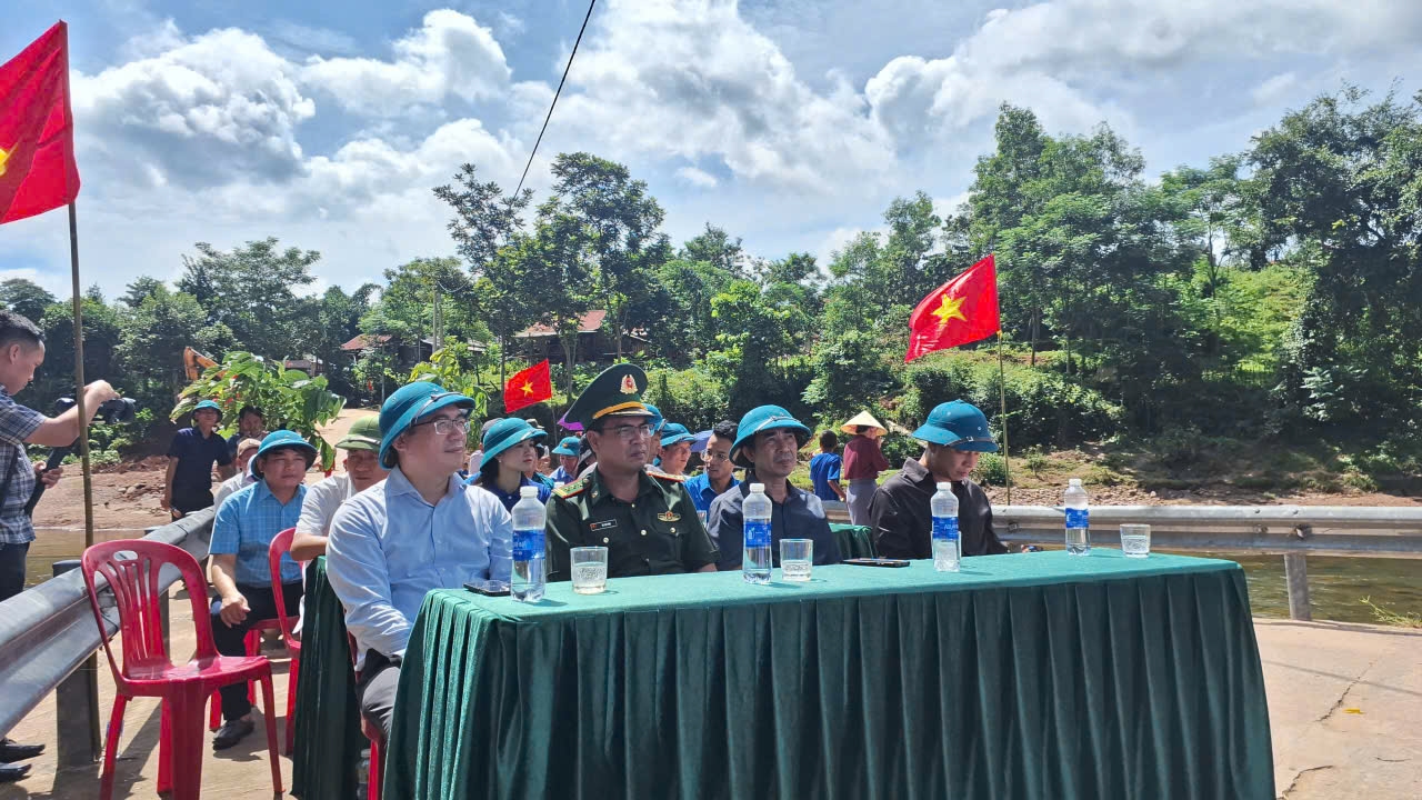 Đại biểu dự lễ khởi công xây cầu vượt lũ tại bản Cà Roòng (Ảnh: Phạm Tiến)