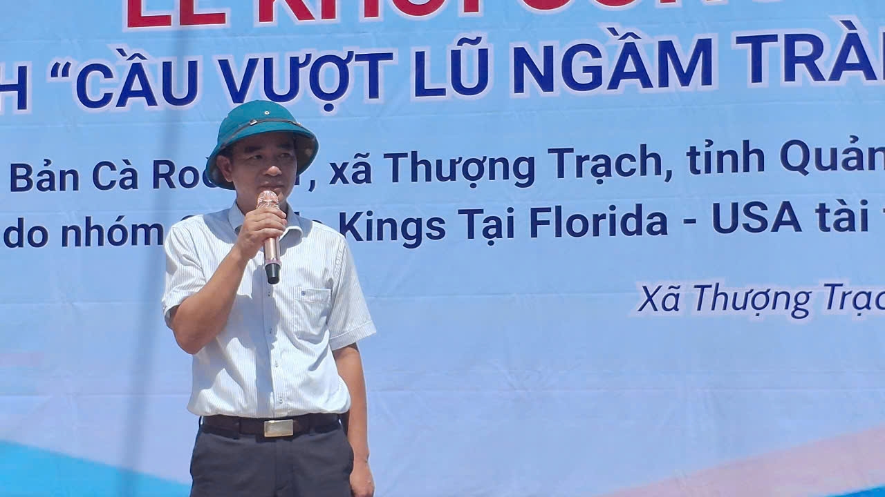 Ông Hồ Ngọc Thanh – Phó Bí thư Đảng ủy, chủ tịch UBND xã Thượng Trạch phát biểu tại buổi lễ khởi công (Ảnh: Phạm Tiến)