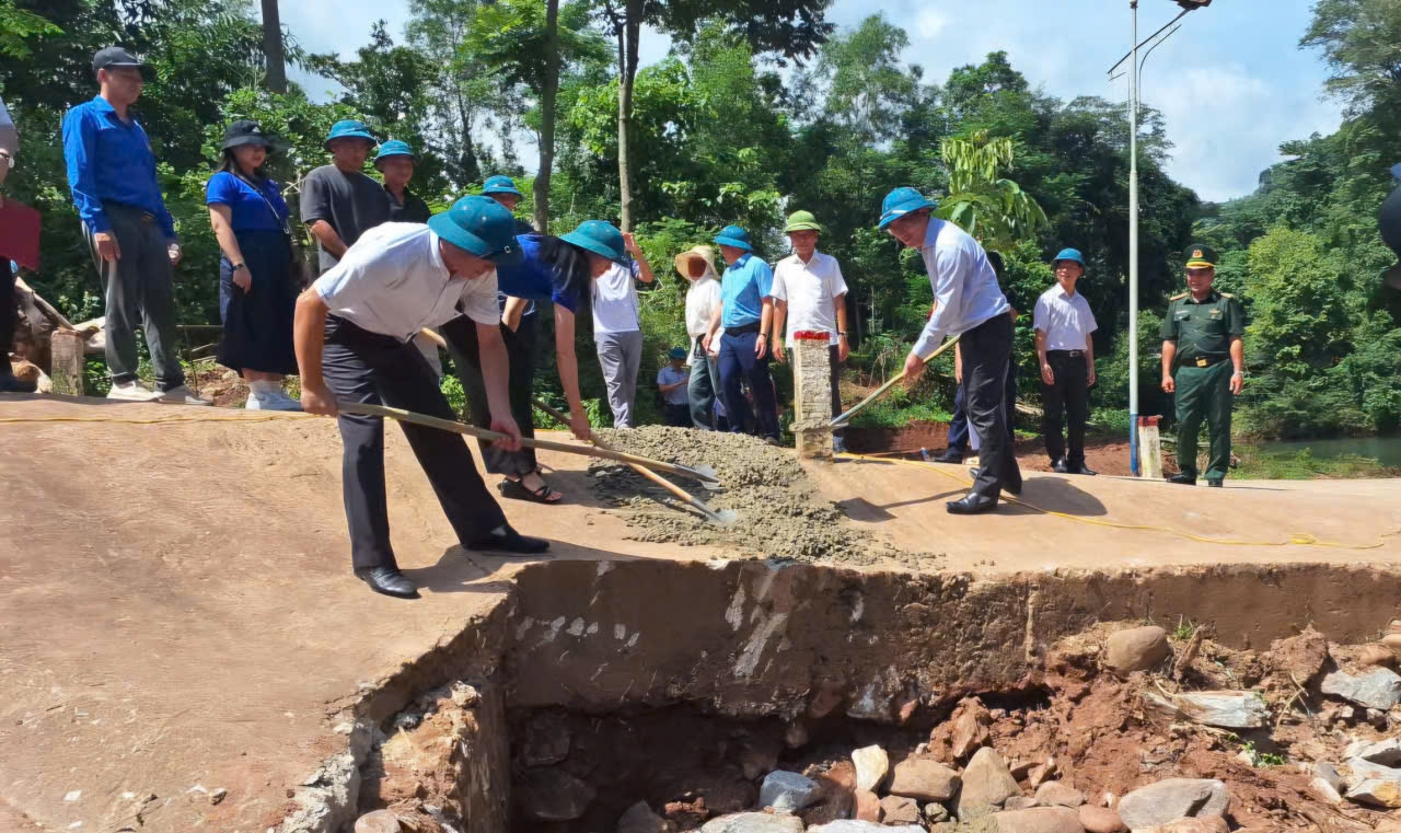 Ông Nguyễn Minh Đức, Phó Chánh Văn phòng Tỉnh ủy Quảng Trị  (ngoài cùng bên phải) cùng đại diện nhà tài trợ, đại diện chính quyền địa phương động thổ xây cầu vượt lũ (Ảnh: Phạm Tiến)