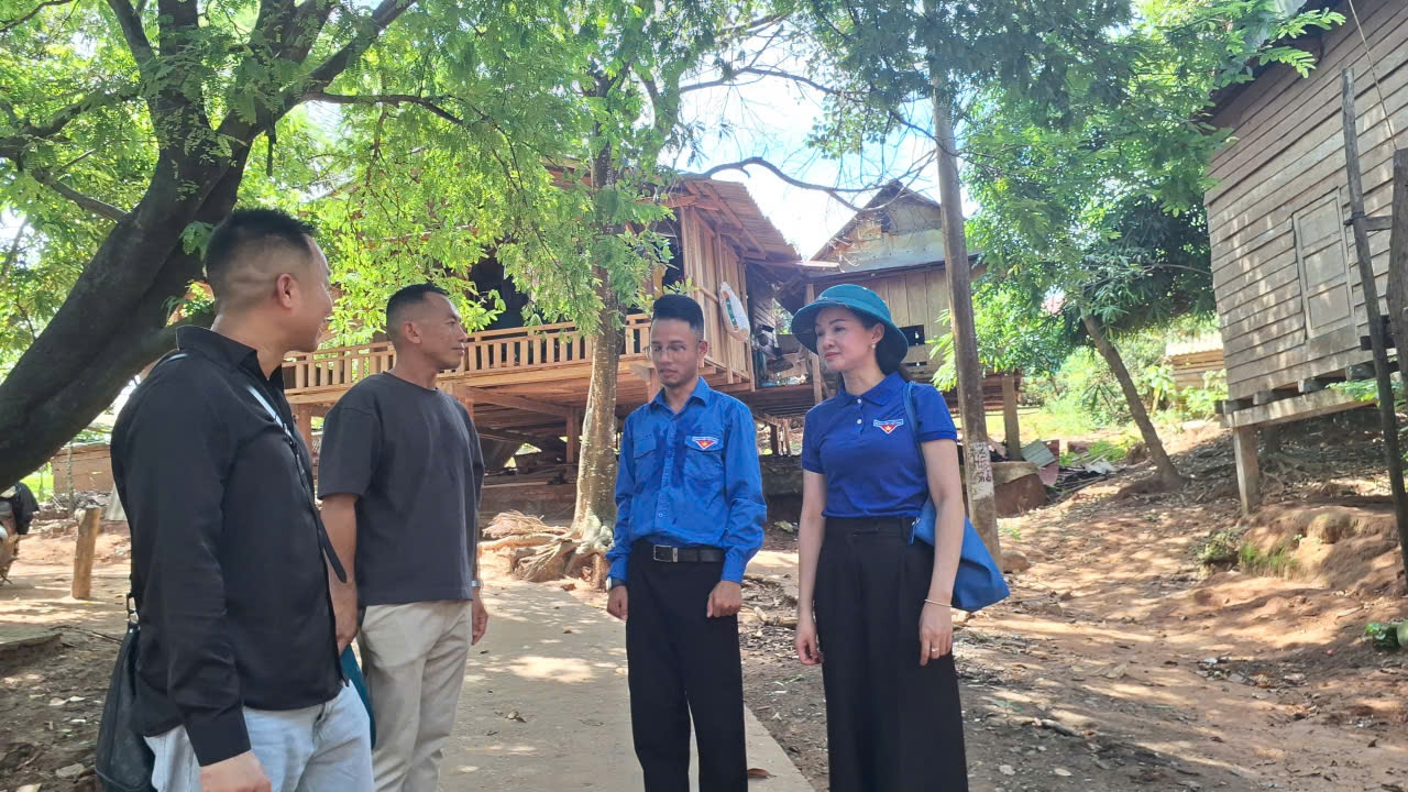 Trước đó, đoàn công tác Báo Vietnamnet cùng đại diện nhà tài trợ đã đến Thượng Trạch để khảo sát, chọn công trình tài trợ (Ảnh: Phạm Tiến)
