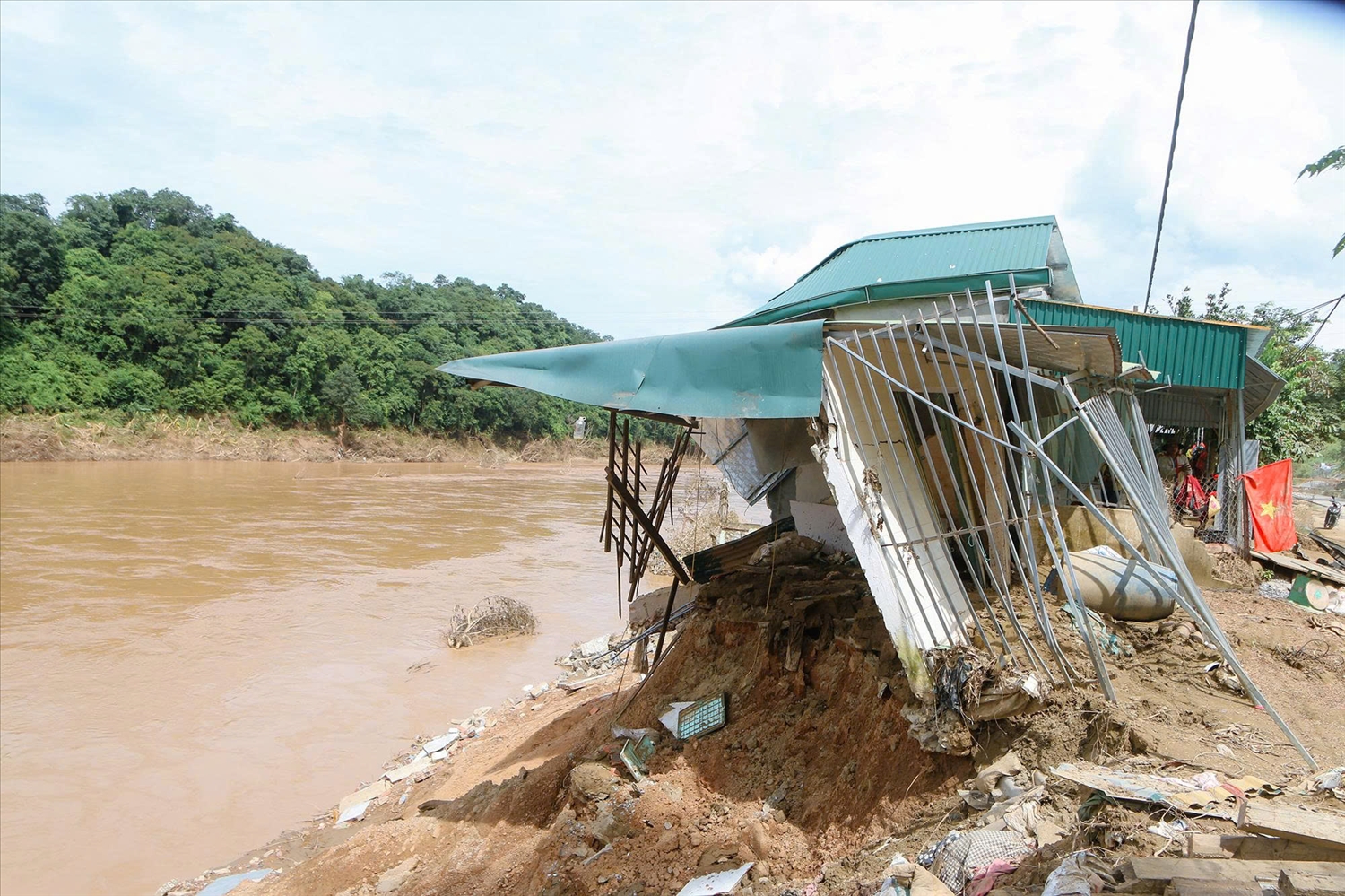 Sau lũ dữ, ở bản Thạch Dương đã có 3 căn nhà bị cuốn trôi hoàn toàn, nhiều nhà trong đó có nhà Trưởng bản Lô Xuân Thuy bị ngập sâu, hư hỏng nặng (Ảnh: Đình Tuân)