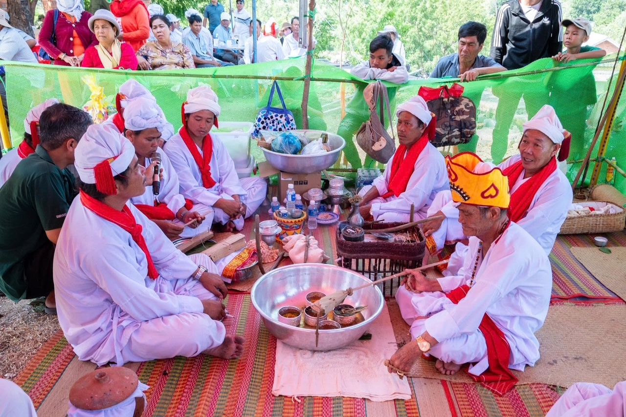 Sư cả Thường Xuân Hữu thực hiện hành lễ Thánh tẩy trên tháp Po Dam.