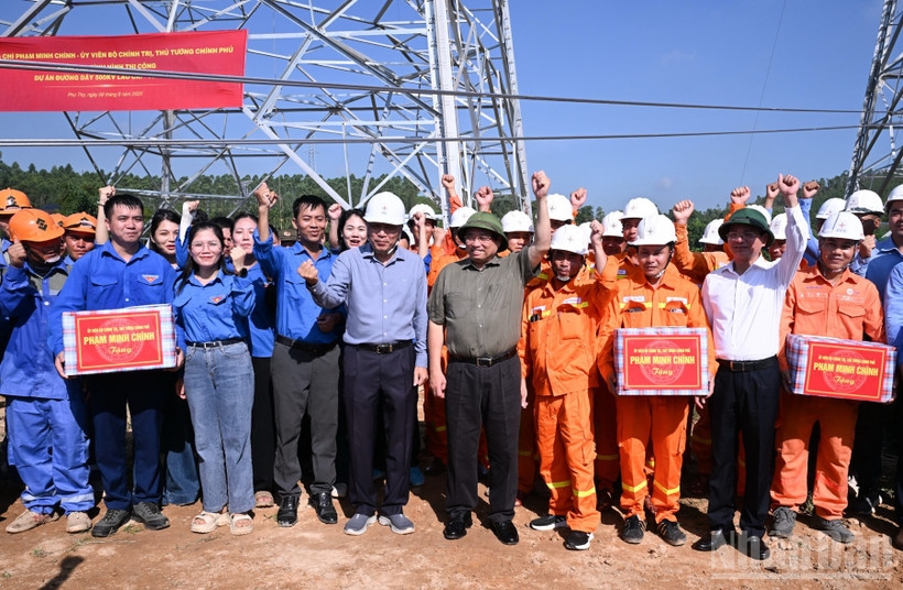 Thủ tướng Phạm Minh Chính và các đơn vị thi công bày tỏ quyết tâm hoàn thành Dự án Đường dây 500kV Lào Cai-Vĩnh Yên đúng tiến độ. (Ảnh: TRẦN HẢI)