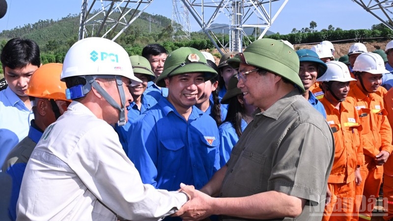  Thủ tướng Phạm Minh Chính tới thăm, động viên các đơn vị đang thi công Đường dây 500kV Lào Cai-Vĩnh Yên tại vị trí cột VT404 trên địa bàn xã Thái Hòa, tỉnh Phú Thọ. (Ảnh: TRẦN HẢI)