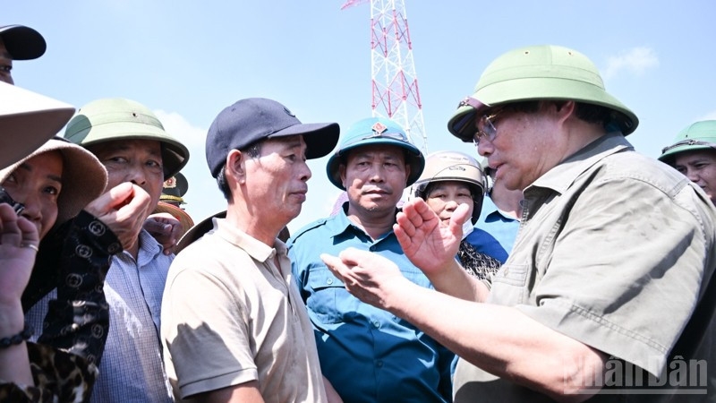 Thủ tướng Phạm Minh Chính hỏi thăm bà con nhân dân trong vùng Dự án. (Ảnh: TRẦN HẢI)