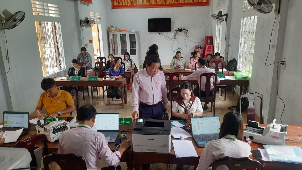 Lao động người DTTS vay vốn tín dụng ưu đãi để đi làm việc ở nước ngoài.