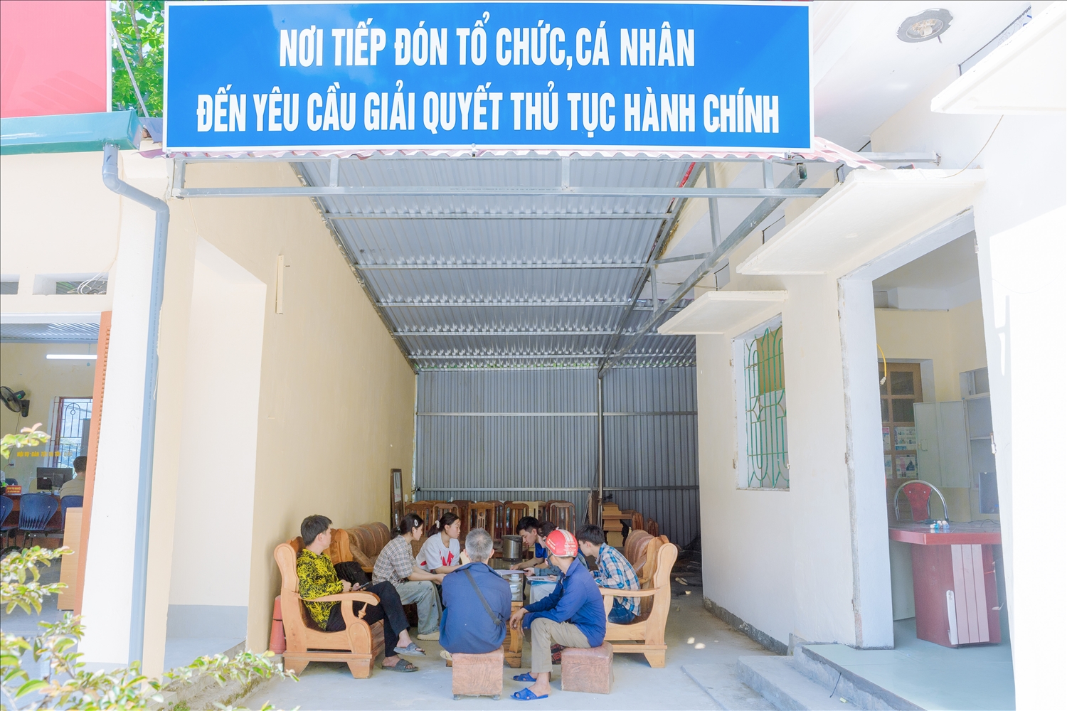 Tại khu vực tiếp đón, người dân sẽ được lực lượng đoàn viên thanh niên cũng tham gia hỗ trợ, nhất là với những trường hợp chưa quen thao tác trên các dịch vụ công trực tuyến - Ảnh Vũ Mừng