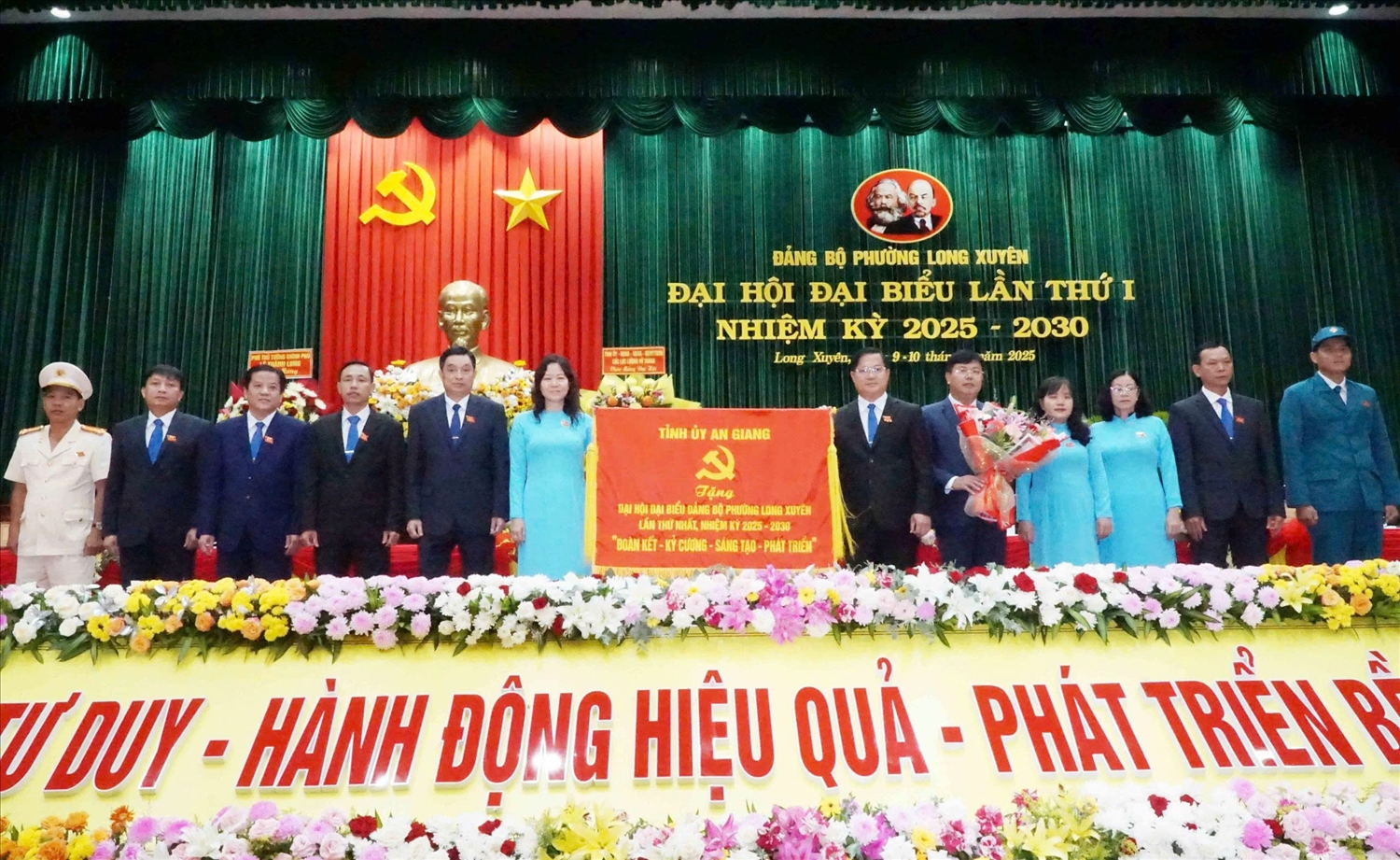 Lãnh đạo phường Long Xuyên tặng hoa cảm ơn Bí thư Tỉnh uỷ An Giang Nguyễn Tiến Hải đã đến dự , phát biểu chỉ đạo và trao bức trướng vinh dự đến Đại hội ( Ảnh: Như Tâm) 