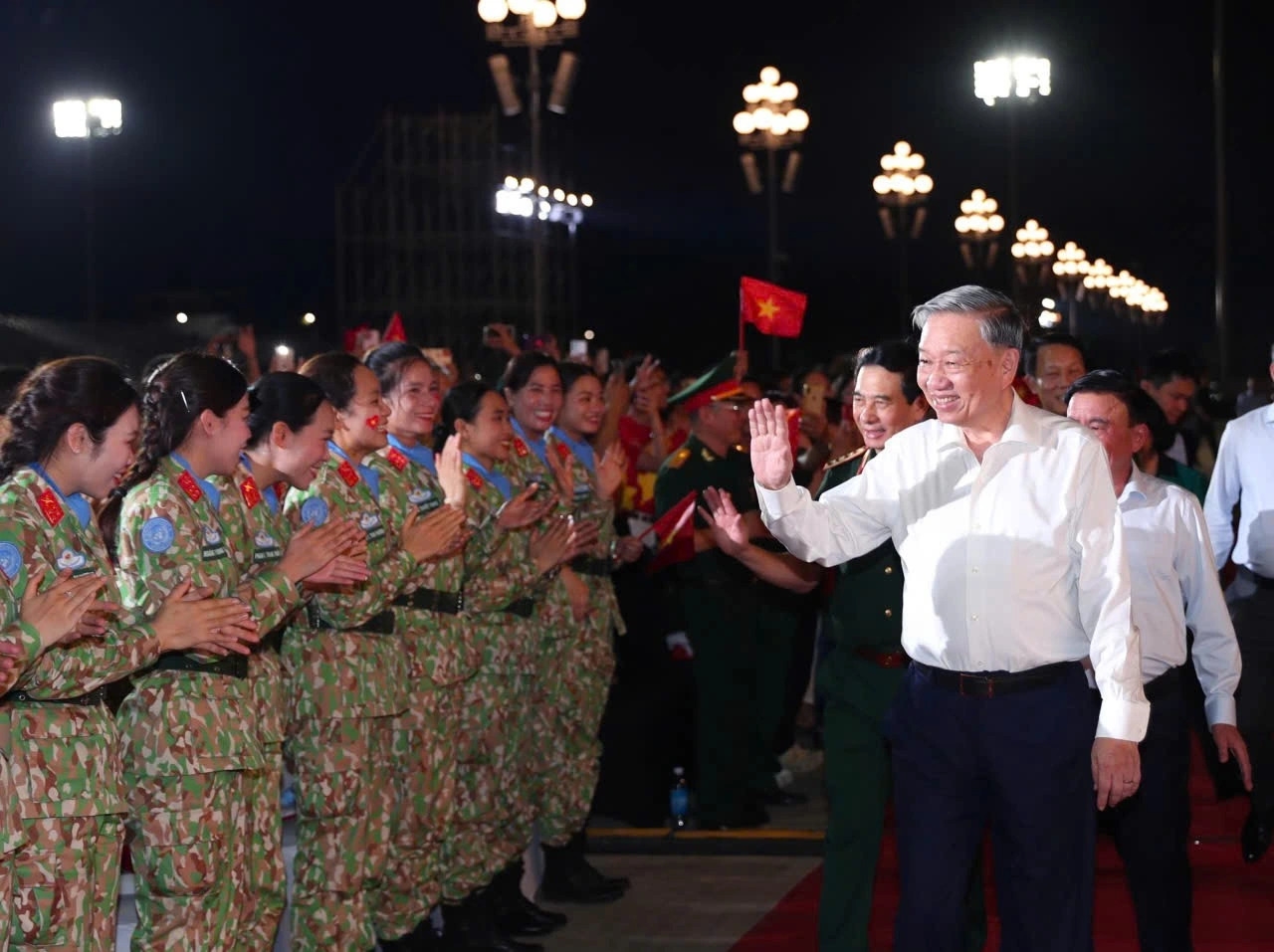 Tổng Bí thư Tô Lâm dự chương trình cầu truyền hình chính luận nghệ thuật Dưới cờ vinh quang tại điểm cầu Hà Nội. (Ảnh: TTXVN)