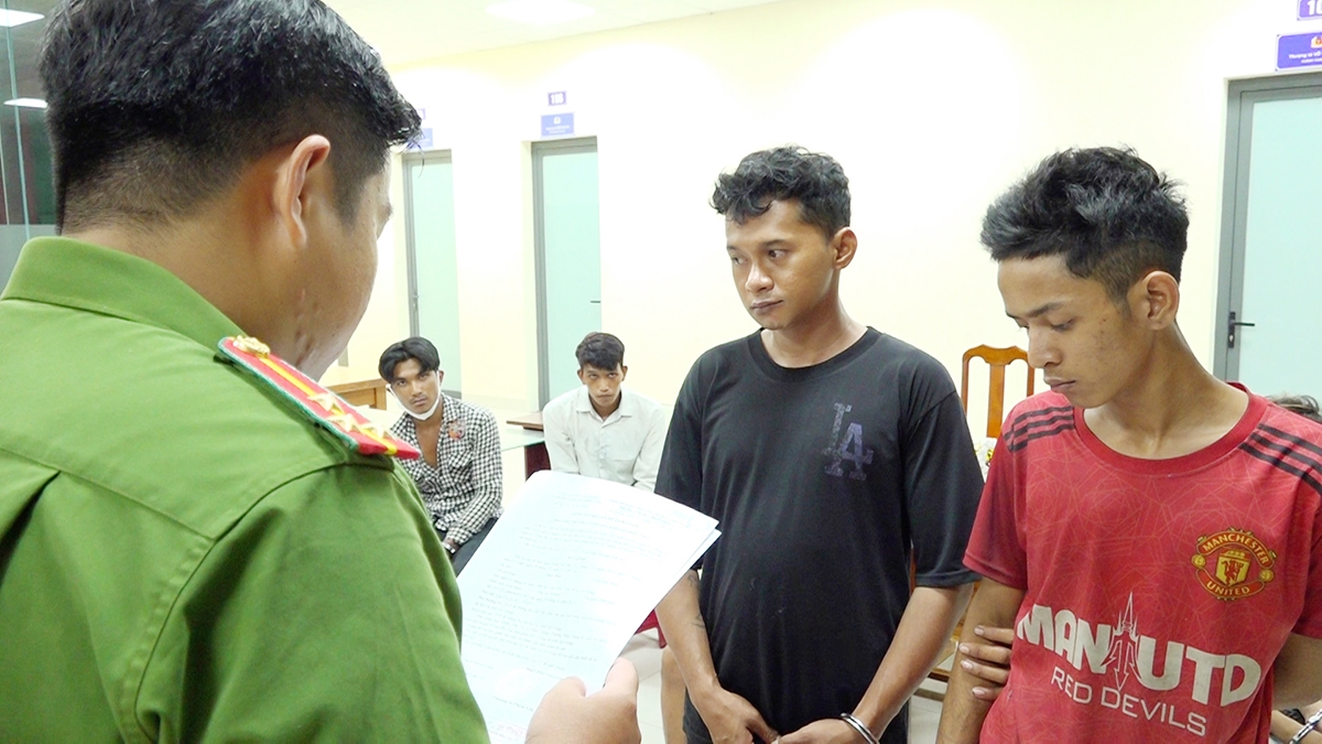 Cơ quan Công an tống đạt quyết định và lệnh bắt tạm giam đối với các bị can. (Ảnh: Tiến Tầm)