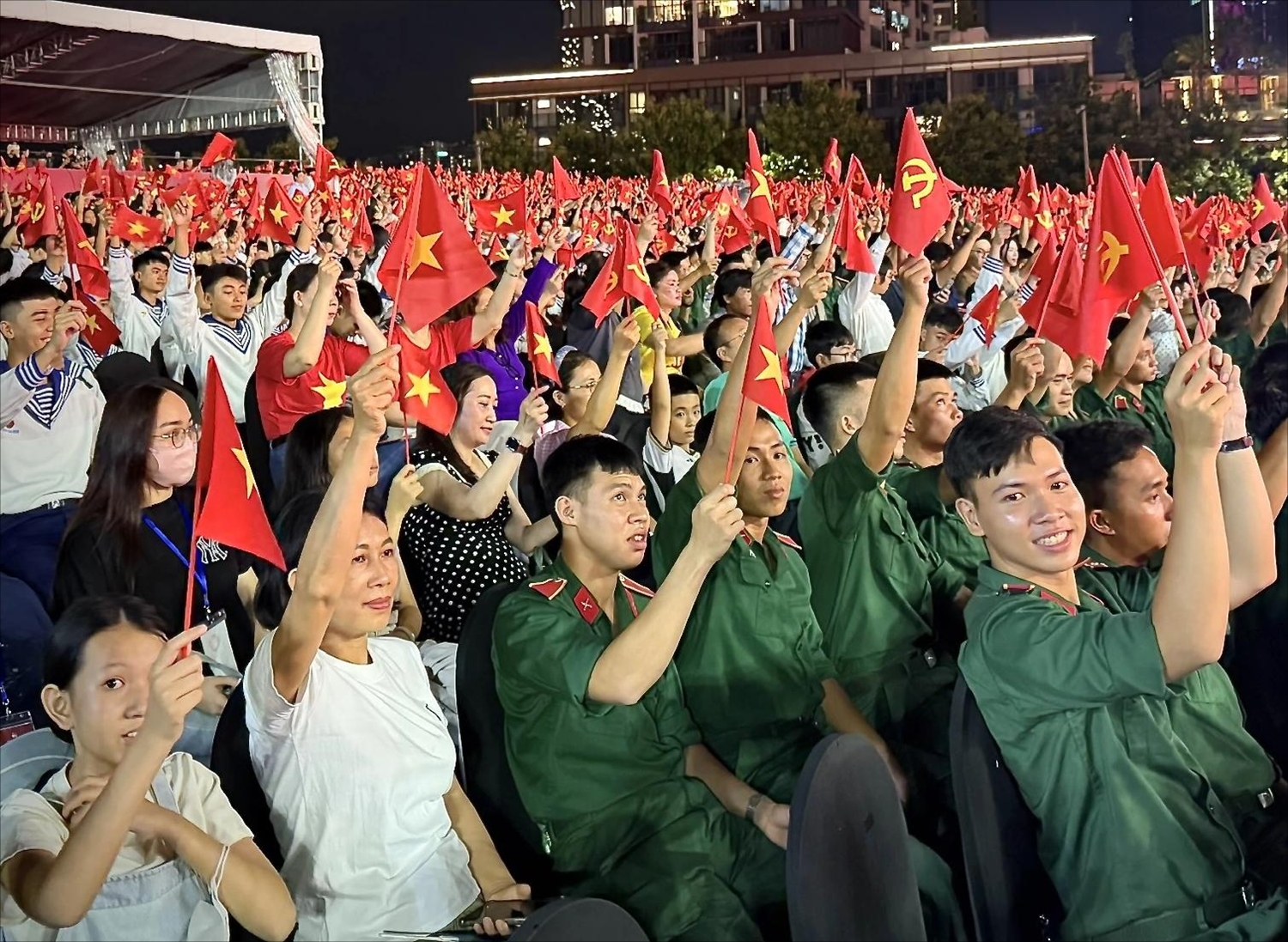 Biển cờ nhuộm đỏ khán đài chương trình tại điểm cầu TP. Hồ Chí Minh. (Ảnh: Phạm Liễu)