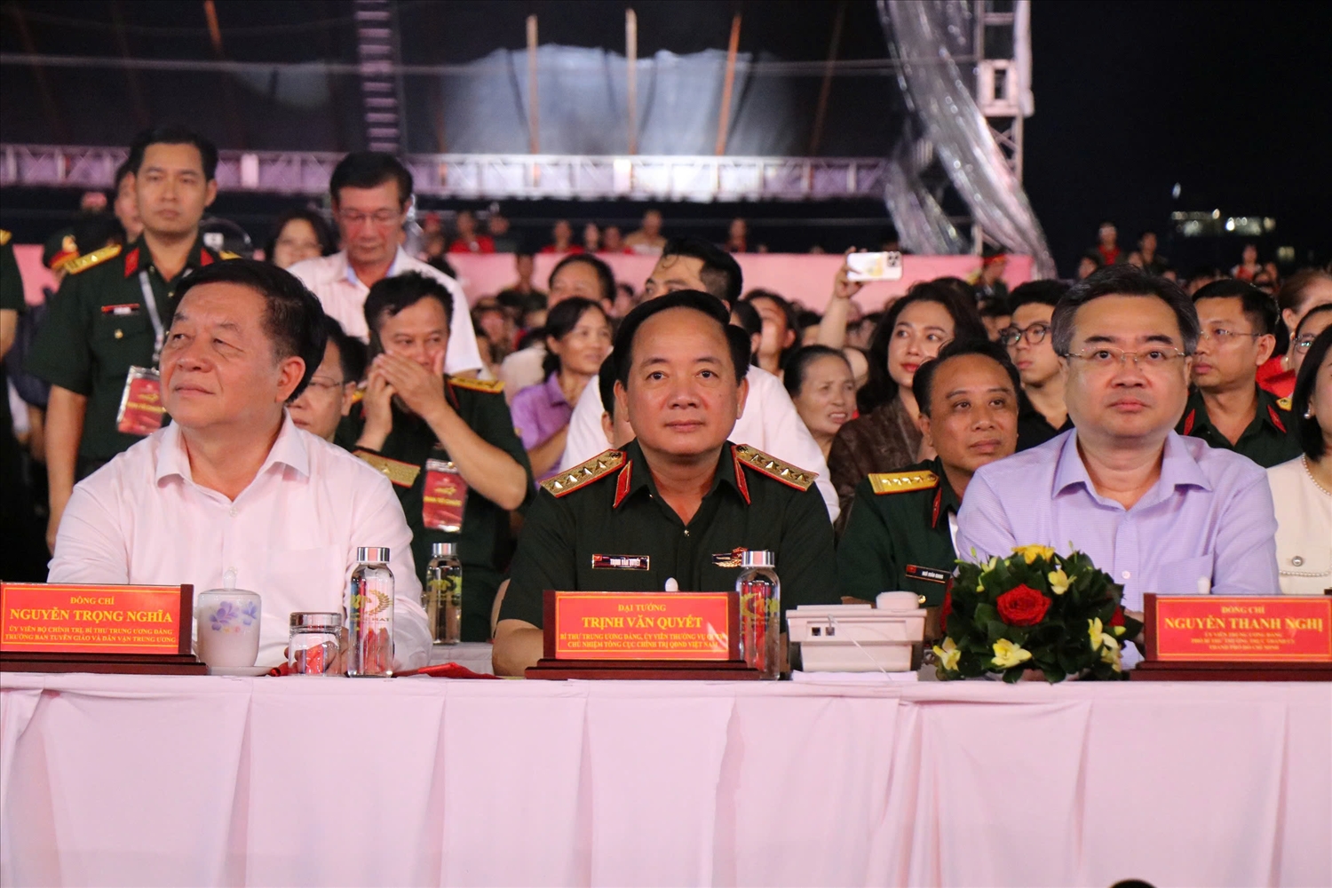 Từ trái sang phải: Trưởng Ban Tuyên giáo và Dân vận Trung ương Nguyễn Trọng Nghĩa; Đại tướng Trịnh Văn Quyết, Chủ nhiệm Tổng cục Chính trị Quân đội nhân dân Việt Nam; Phó Bí thư Thường trực Thành ủy TP. Hồ Chí Minh Nguyễn Thanh Nghị dự chương trình Dưới cờ vinh quang điểm cầu TP. Hồ Chí Minh