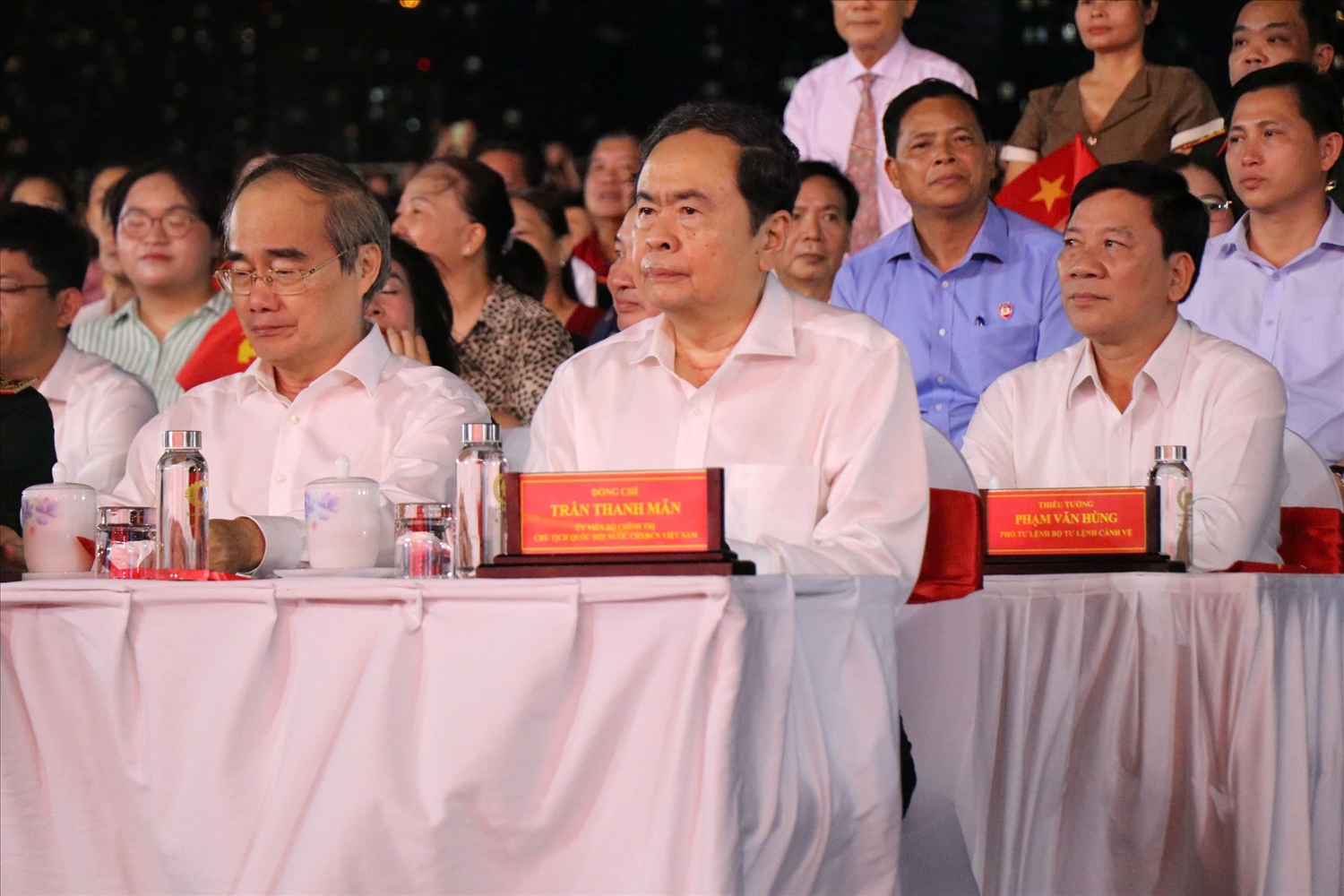 Từ phải sang trái: Chủ tịch Quốc hội Trần Thanh Mẫn; nguyên Bí thư Thành ủy TP.HCM Nguyễn Thiện Nhân dự chương trình Dưới cờ vinh quang điểm cầu TP. Hồ Chí Minh
