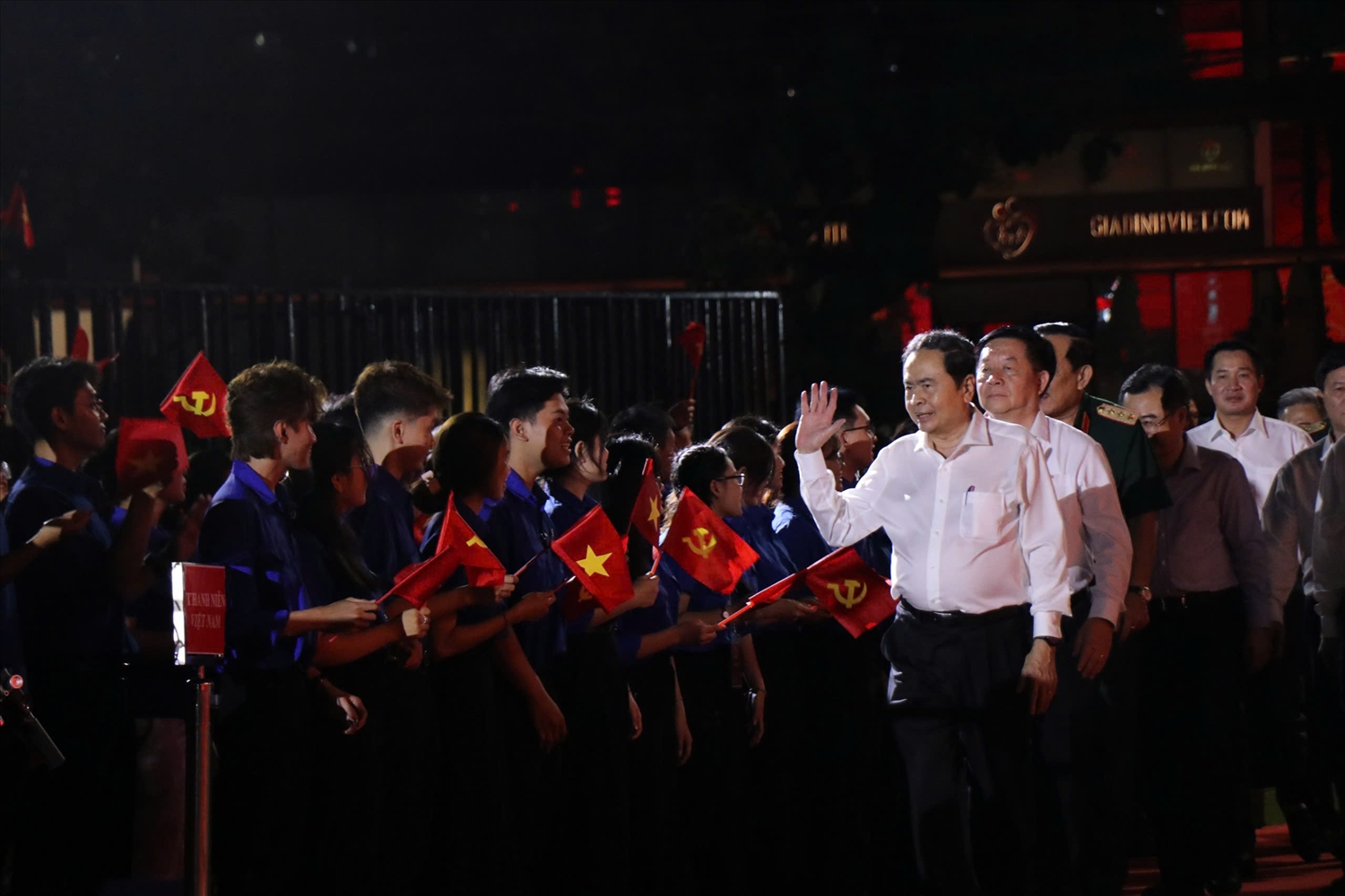 Chủ tịch Quốc hội Trần Thanh Mẫn, Trưởng Ban Tuyên giáo và Dân vận Trung ương Nguyễn Trọng Nghĩa tham dự chương trình cầu truyền hình Dưới cờ vinh quang tại điểm cầu TP. Hồ Chí Minh. (Ảnh: Phạm Liễu)