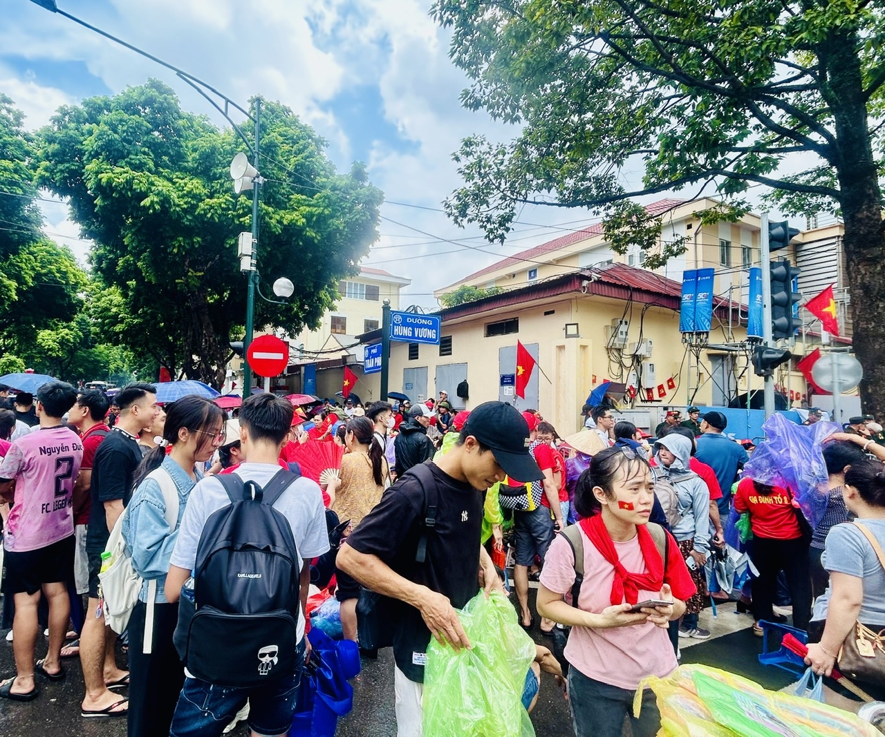 Ngã tư Trần Phú-Hùng Vương, vị trí đắc địa để xem diễu binh, diễu hành đã chất kín người - Ảnh Thúy Hồng