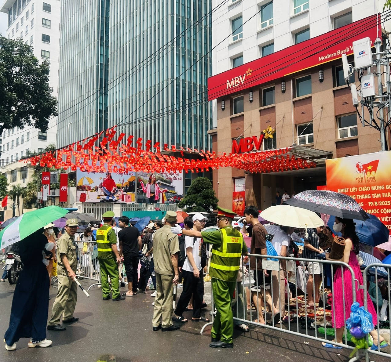 Lực lượng chức năng có mặt để hướng dẫn người dân và ổn định trật tự giao thông - Ảnh Thúy Hồng