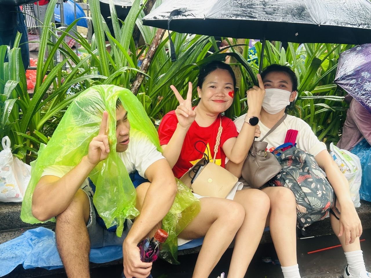 Người dân đội mưa trên vỉa hè đường Chu Văn An- Ảnh Thúy Hồng