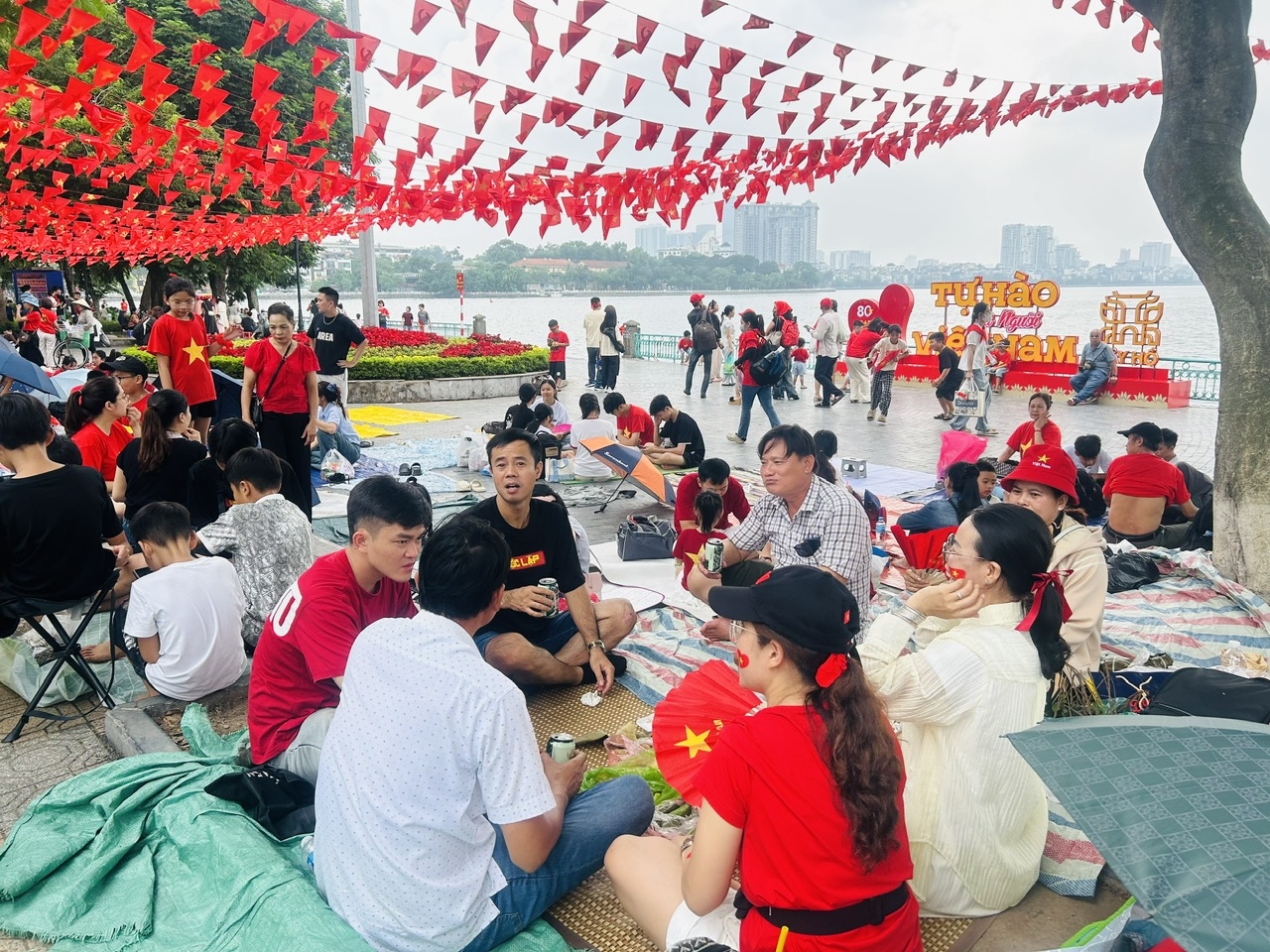 Trên đường Thanh Niên người dân trải bạt, cắm trại ăn uống ngay trên vỉa hè - Ảnh Thúy Hồng