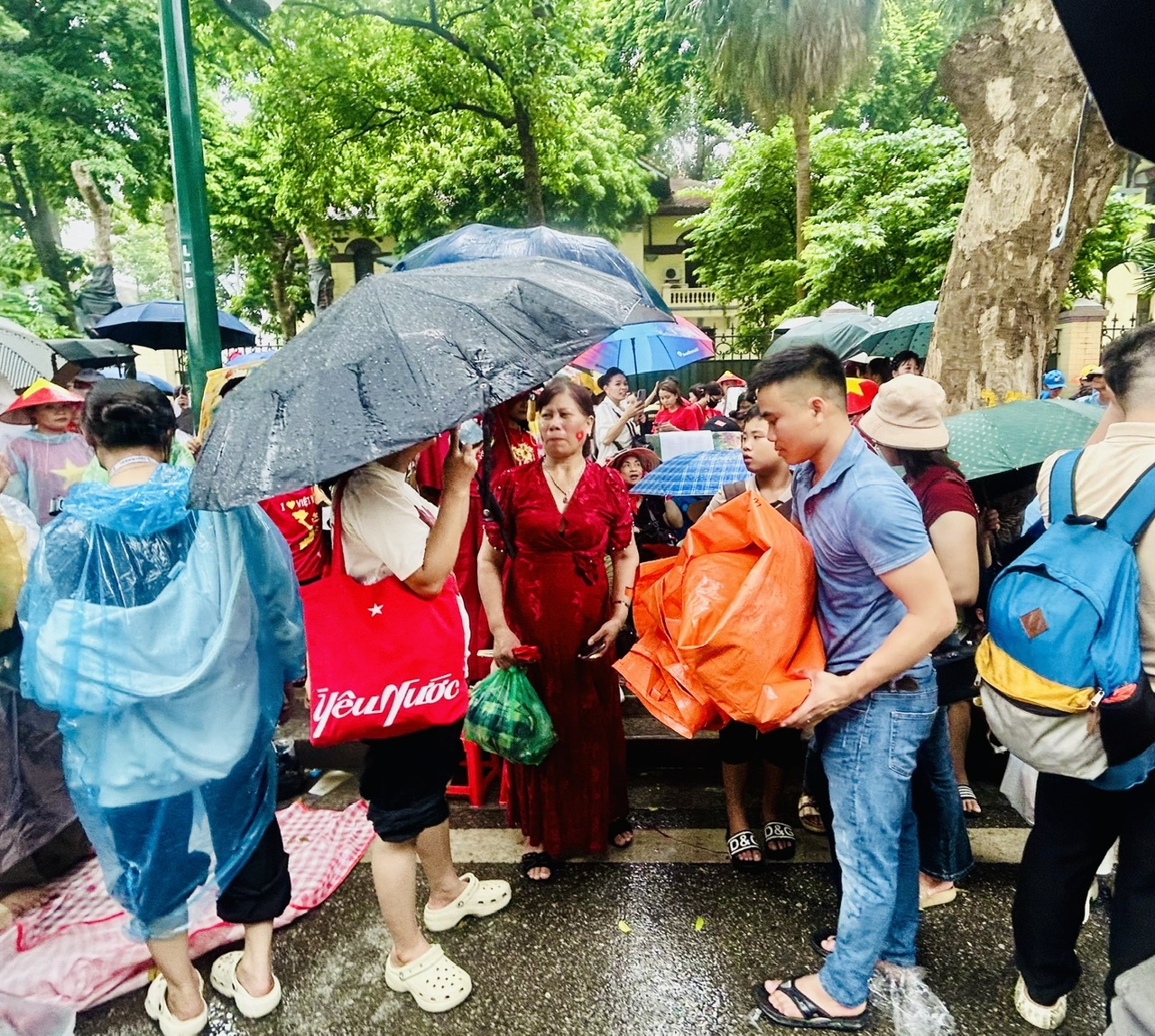 Dù trời mưa nhưng không khí vẫn rất náo nhiệt, ngày càng đông người đổ dồn về các tuyến phố - Ảnh Thúy Hồng