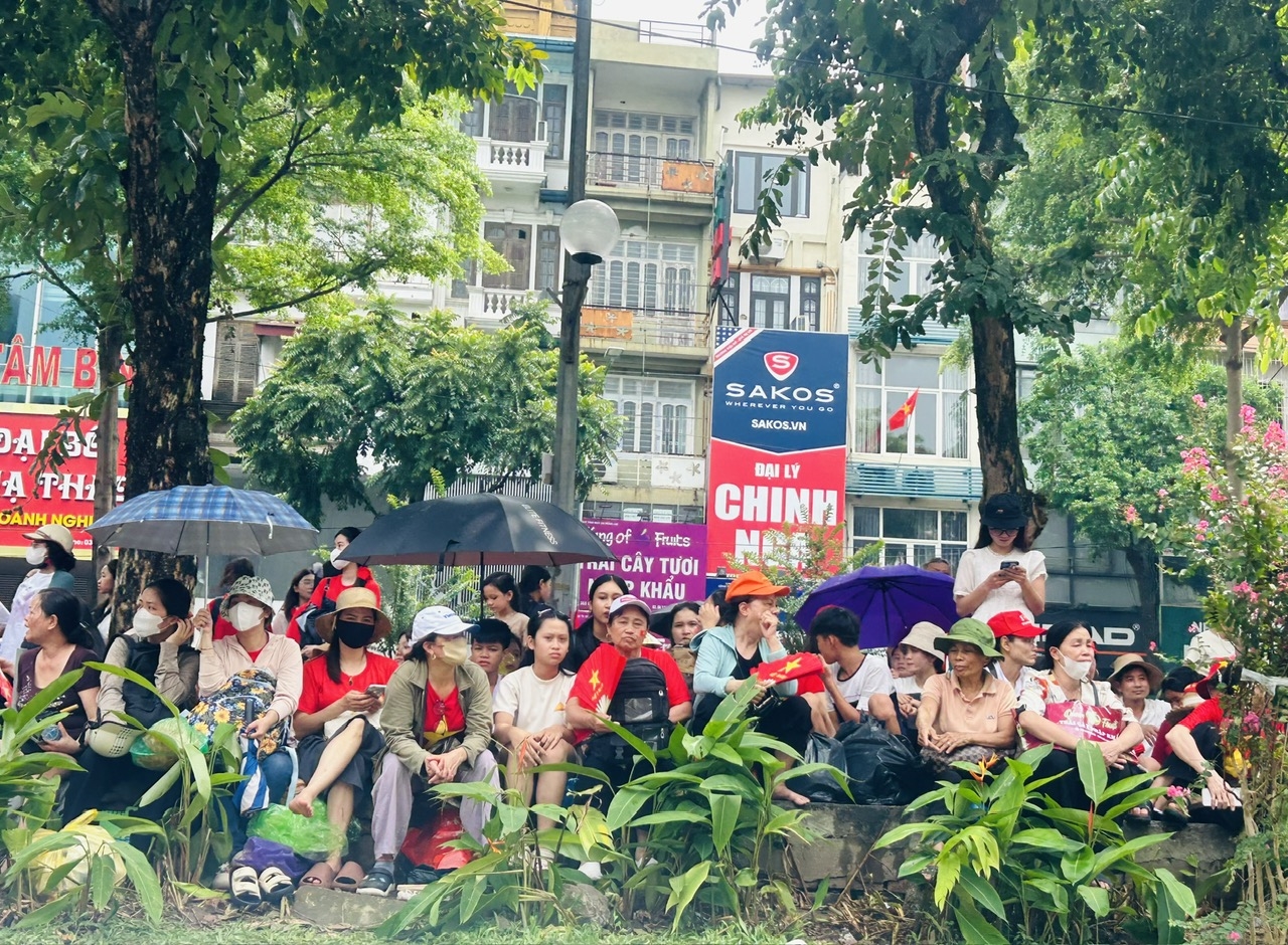 Người dân ngồi chờ trên đường Kim Mã - Ảnh Thúy Hồng