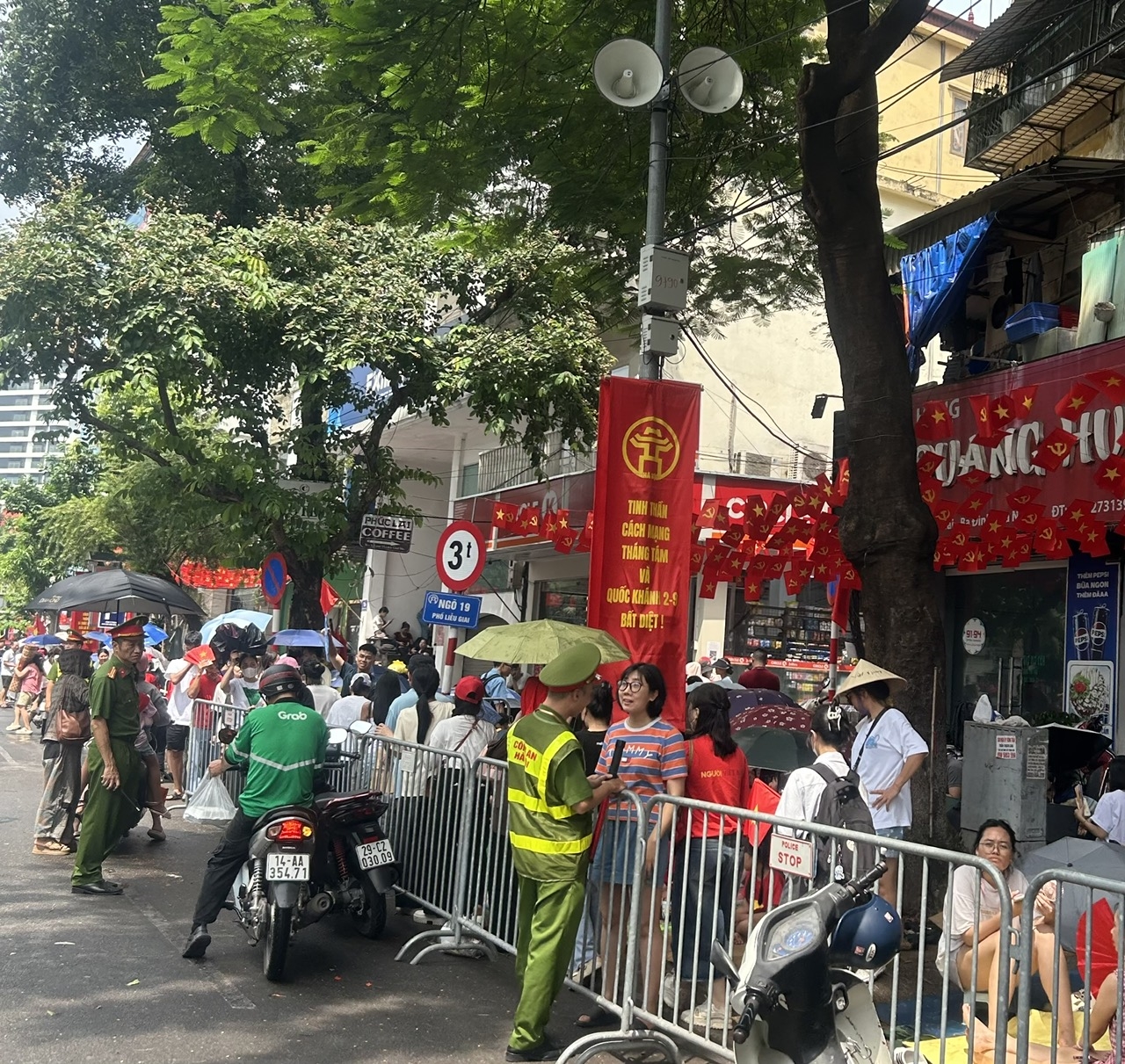 Trên tuyến phố Liễu Giai-Văn Cao cũng đã chật kín người - Ảnh Thúy Hồng