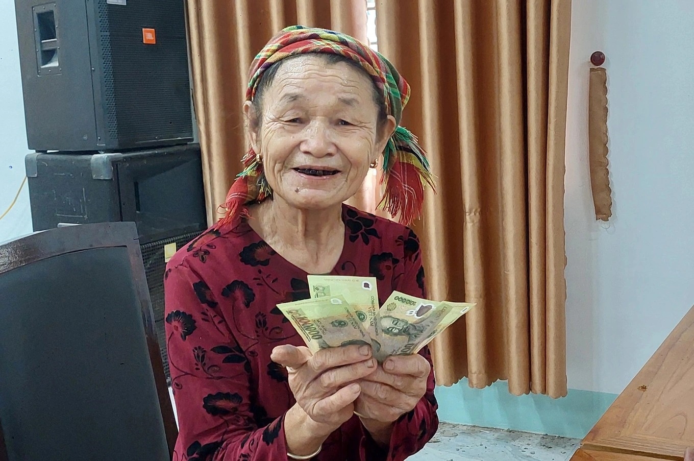 Cầm trên tay món tiền của Đảng và Nhà nước trao tặng dịp Quốc khánh, bà Vi Thị Miên (70 tuổi), trú tại bản Quang Vinh xã Tiền Phong rất xúc động - Ảnh: CSCC