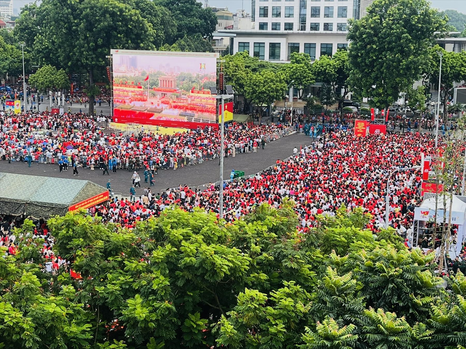 Người dân náo nức chờ đợi buổi lễ diễu binh, diễu hành. Ảnh Đỗ Cường