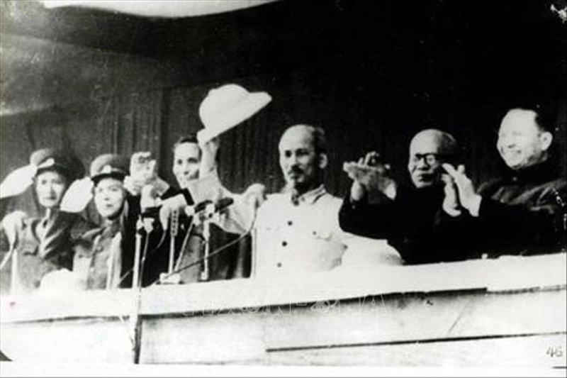 Chủ tịch Hồ Chí Minh (giữa), Đại tướng Võ Nguyên Giáp (thứ 2 từ trái sang) cùng các vị lãnh đạo Đảng và Nhà nước ra mắt quốc dân đồng bào trong buổi lễ tại quảng trường Ba Đình ngày 1/1/1955. (Ảnh: TTXVN)