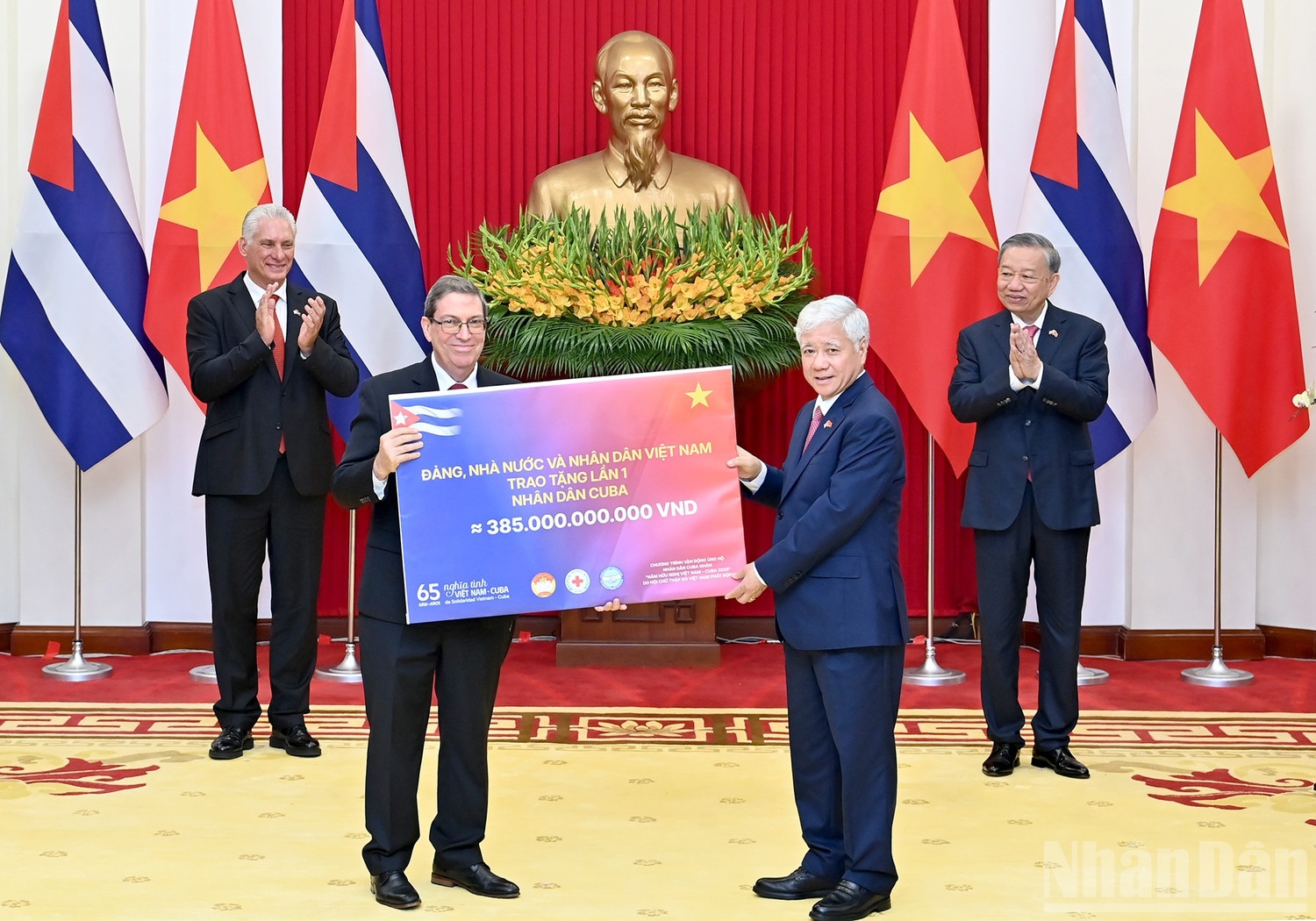 Tổng Bí thư Tô Lâm và Bí thư Thứ nhất, Chủ tịch nước Cộng hòa Cuba Miguel Diaz-Canel Bermudez chứng kiến Lễ trao tặng lần I món quà 385 tỷ đồng của Đảng, Nhà nước và nhân dân Việt Nam tặng nhân dân Cuba.