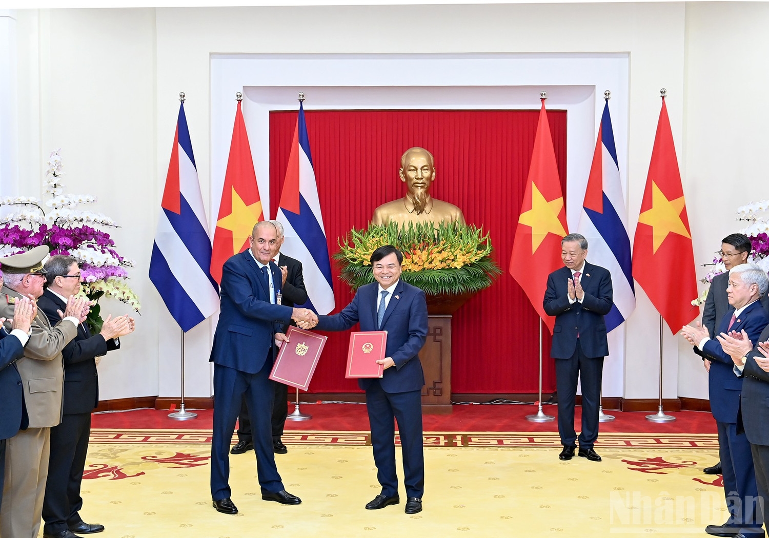 Tổng Bí thư Tô Lâm và Bí thư Thứ nhất, Chủ tịch nước Cộng hòa Cuba Miguel Diaz-Canel Bermudez chứng kiến Lễ trao thỏa thuận hợp tác nông nghiệp giữa Chính phủ hai nước về đẩy mạnh sản xuất lúa gạo, từng bước bảo đảm an ninh lương thực tại Cuba giai đoạn 2025-2027.