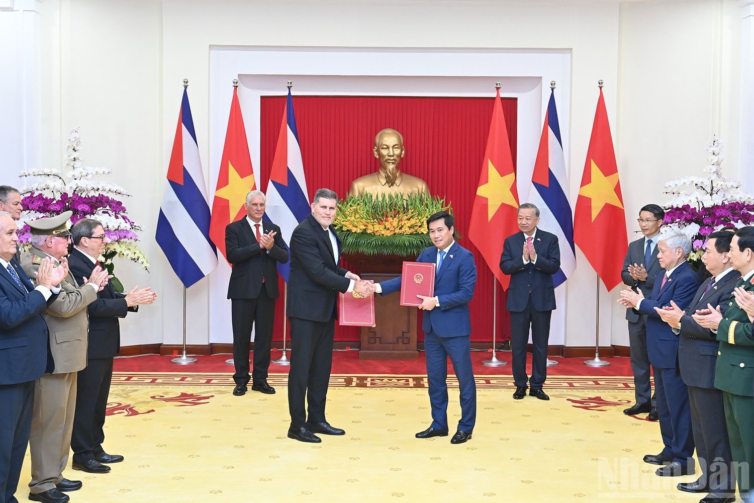 Tổng Bí thư Tô Lâm và Bí thư Thứ nhất, Chủ tịch nước Cộng hòa Cuba Miguel Diaz-Canel Bermudez chứng kiến Lễ trao Biên bản thỏa thuận Kỳ họp thứ 42 Ủy ban Liên Chính phủ về hợp tác kinh tế và khoa học kỹ thuật Việt Nam-Cuba﻿.