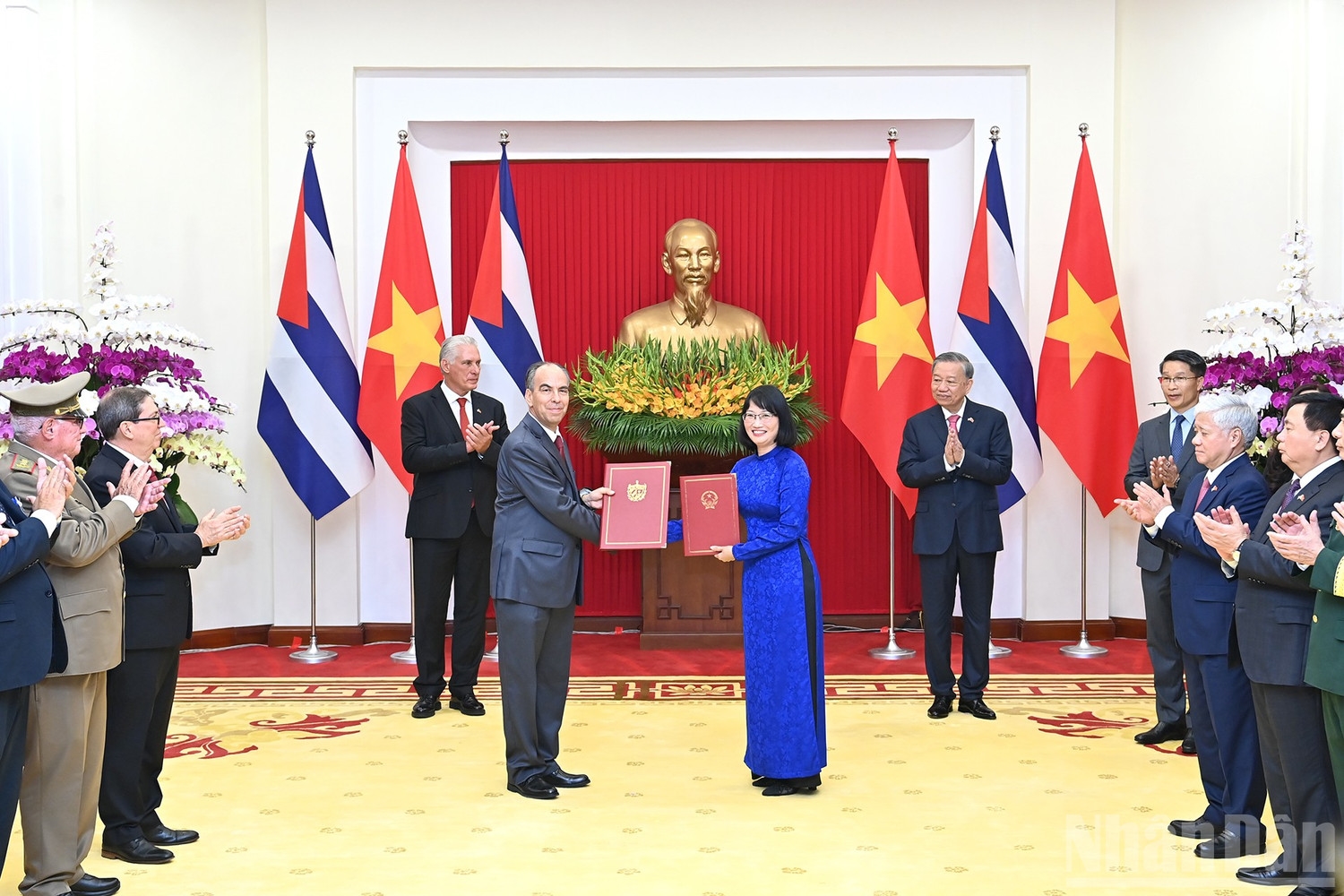 Tổng Bí thư Tô Lâm và Bí thư Thứ nhất, Chủ tịch nước Cộng hòa Cuba Miguel Diaz-Canel Bermudez chứng kiến Lễ trao Biên bản ghi nhớ về hợp tác y tế giữa Ủy ban nhân dân Thành phố Hồ Chí Minh và Bộ Y tế Cuba.