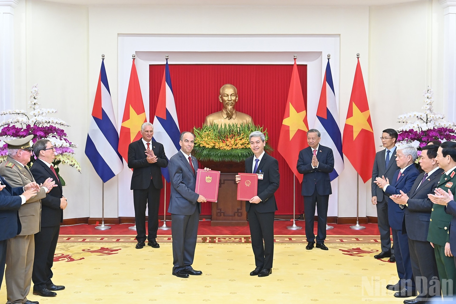 Tổng Bí thư Tô Lâm và Bí thư Thứ nhất, Chủ tịch nước Cộng hòa Cuba Miguel Diaz-Canel Bermudez chứng kiến Lễ trao Biên bản Ghi nhớ về hợp tác﻿ trong lĩnh vực lưu trữ và quản lý tài liệu giữa Cục lưu trữ (Bộ Nội vụ, Việt Nam) và Cục lưu trữ Nhà nước (Cộng hòa Cuba).