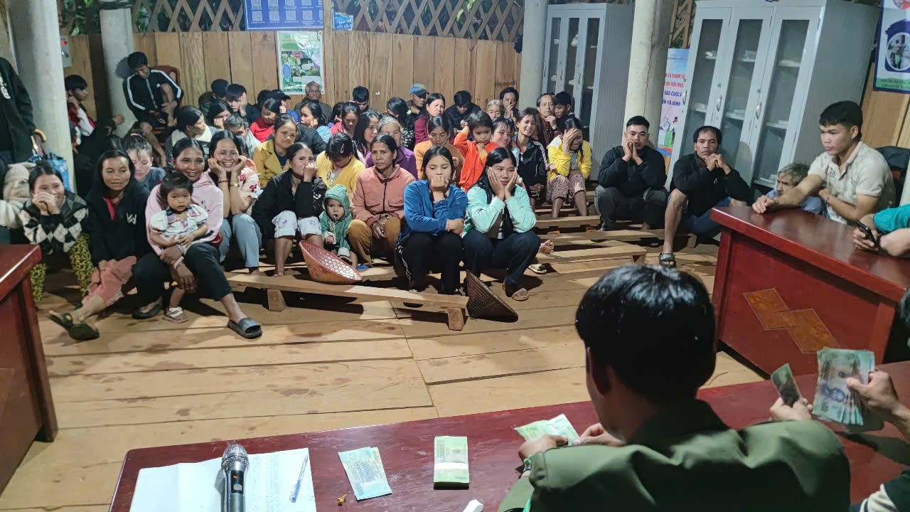 Xã Tu Mơ Rông cử cán bộ về từng thôn và làm việc đến tối để trào quà dịp Quốc khánh 2/9 cho đồng bào Xơ Đăng. (Ảnh: Ngọc Chí)