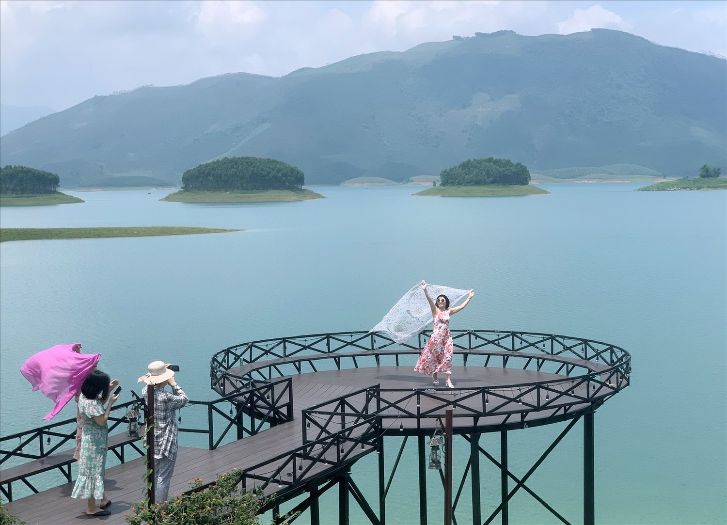 Thác Bà Paradise có nhiều địa điểm để du khách Checkin và thưởng thức ẩm thực cá hồ, dê, gà, lợn... đều được nuôi bán chăn thả trên các đảo