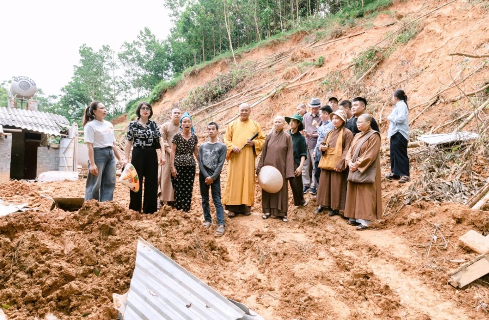 (tin)Phật giáo tỉnh Thanh Hóa trao quà từ thiện tại xã Yên Nhân 6