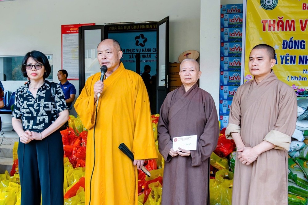 Thượng tọa Thích Tâm Định phát biểu tại buổi trao quà (ảnh PV)