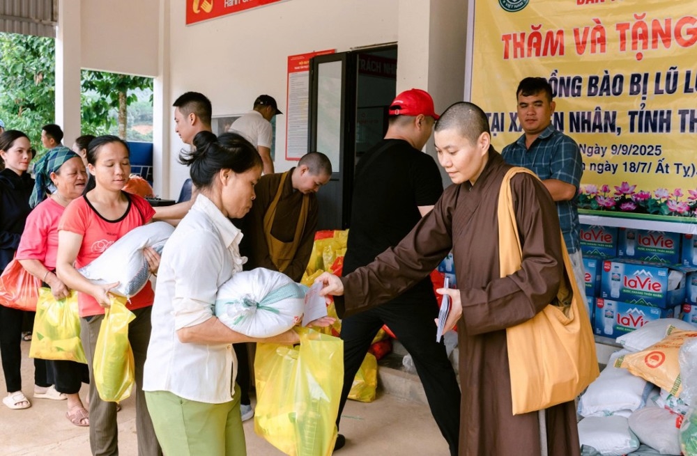(tin)Phật giáo tỉnh Thanh Hóa trao quà từ thiện tại xã Yên Nhân 3