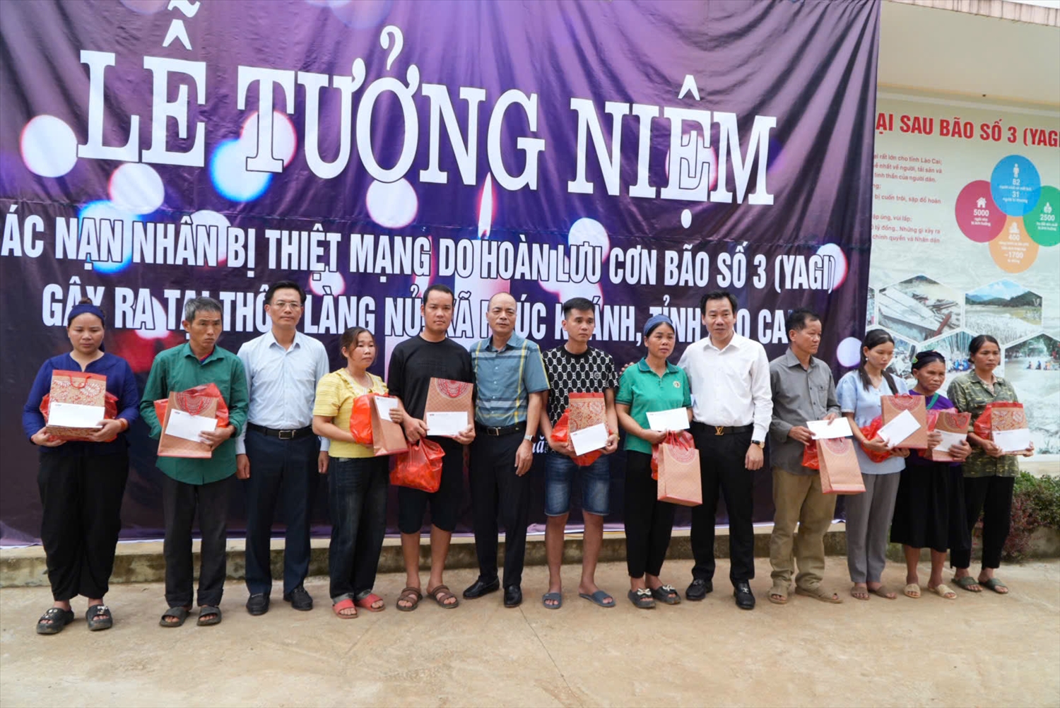 Tặng quà cho các hộ gia đình ở Làng Nủ (ảnh Trọng Bảo)