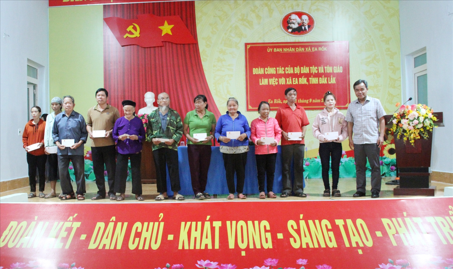 Thứ trưởng Thường trực Bộ Dân tộc và Tôn giáo Hồ Văn Niên trao quà cho các hộ gia đình có hoàn cảnh khó khăn của xã Ea Rốk. (Ảnh: Lê Hường)