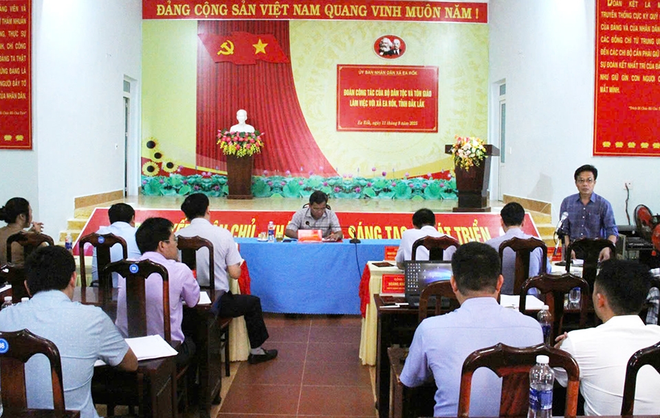 Đại diện địa phương báo cáo với Đoàn công tác. (Ảnh: Lê Hường)