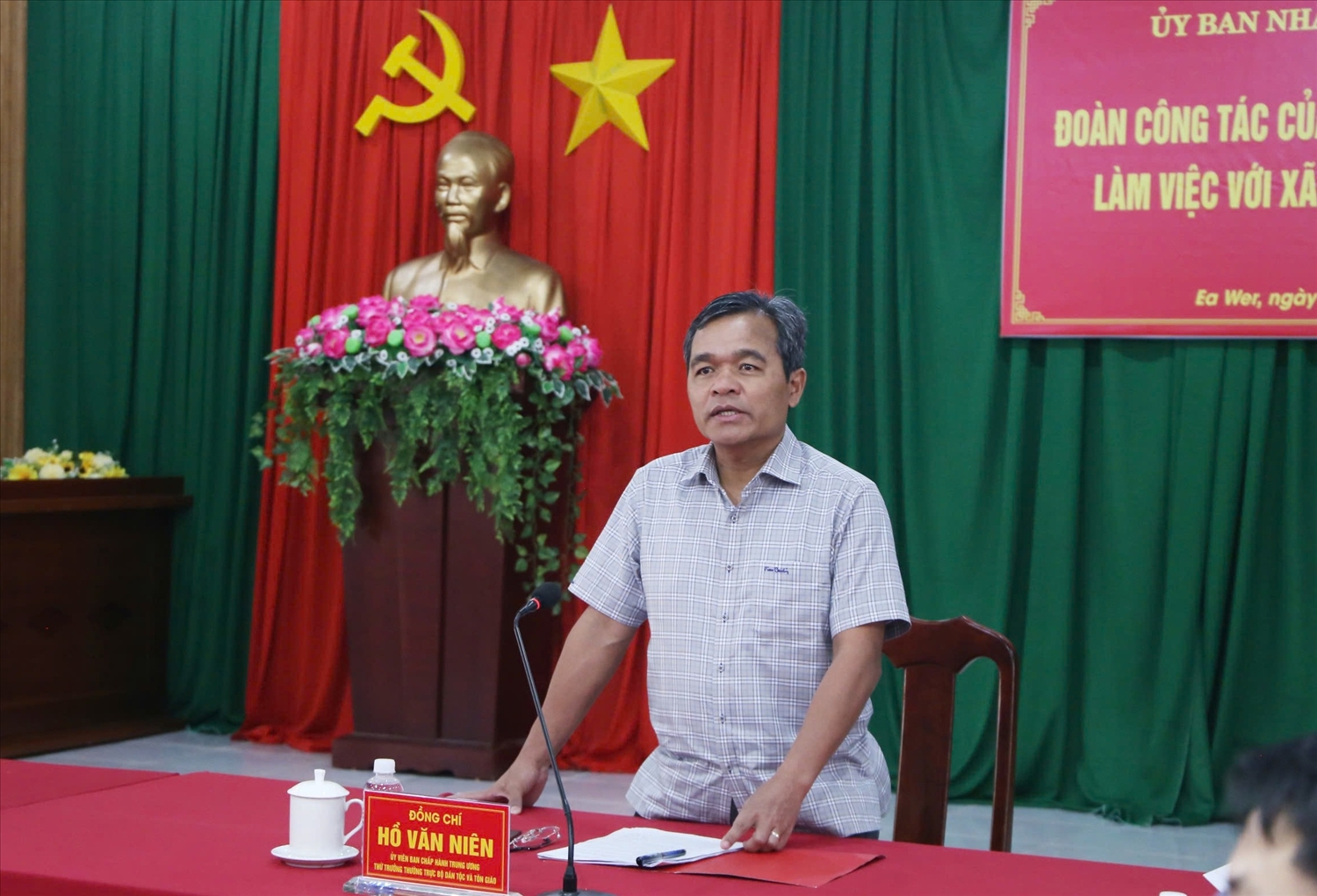 Thứ trưởng Thường trực Bộ Dân tộc và Tôn giáo Hồ Văn Niên phát biểu tại buổi làm việc với xã Ea Wer (ảnh: Lê Hường)