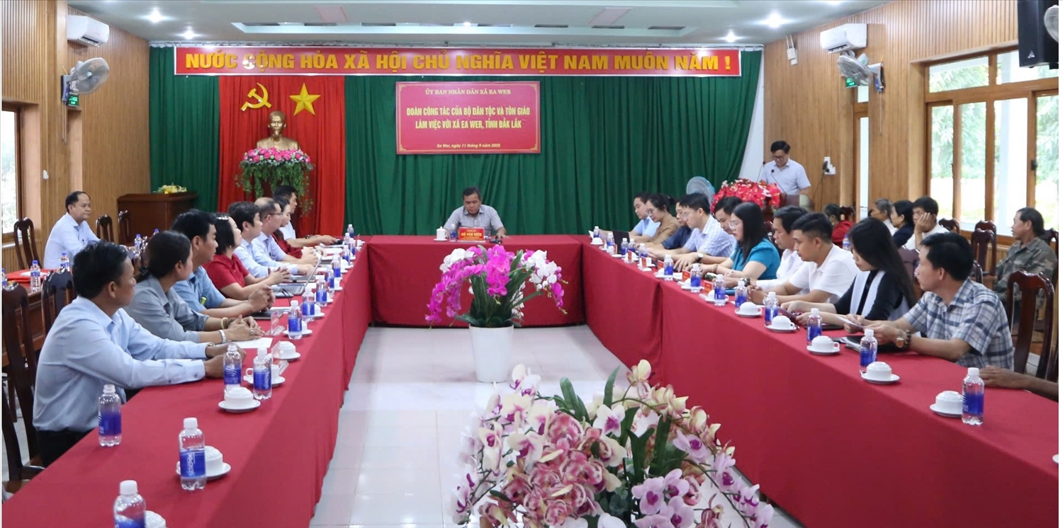 Đoàn công tác Bộ Dân tộc và Tôn giáo làm việc với xã Ea Wer (ảnh: Lê Hường)