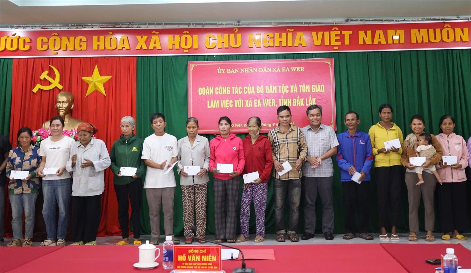 Đoàn công tác tặng quà cho hộ gia đình có hoàn cảnh khó khăn (ảnh: Lê Hường)