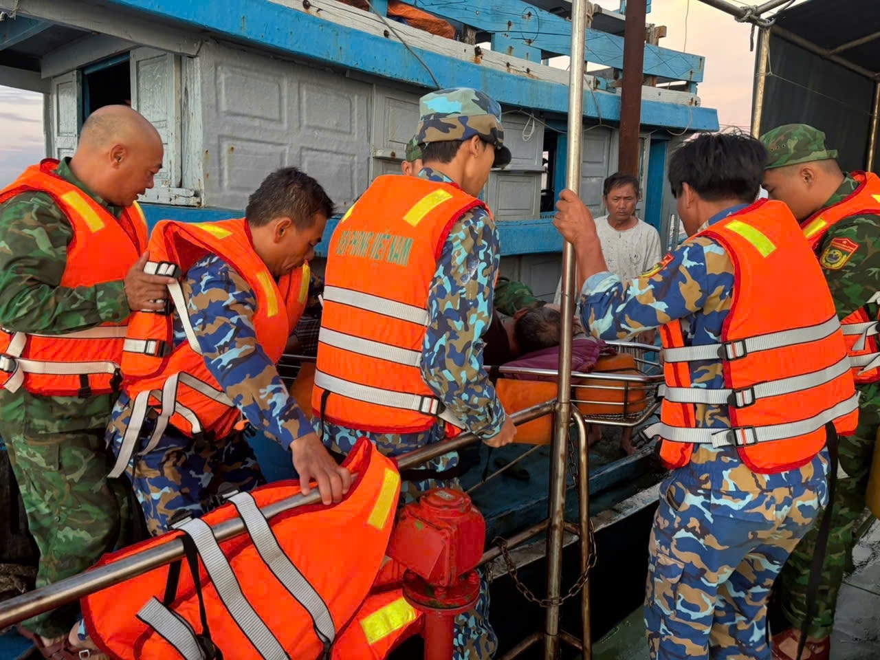 Lực lượng Bộ đội Biên phòng Đà Nẵng kịp thời hỗ trợ cứu ngư dân gặp nạn trên biển. (Ảnh Bộ đội Biên phòng TP Đà Nẵng).