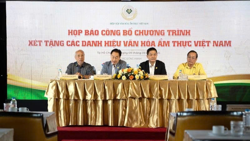 Các đại diện Ban tổ chức chương trình xét tặng Nghệ nhân Văn hóa Ẩm thực Việt Nam trao đổi tại họp báo