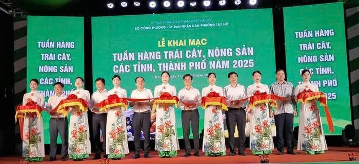 Các đại biểu cắt băng khai mạc tuần hàng. Ảnh: ITN