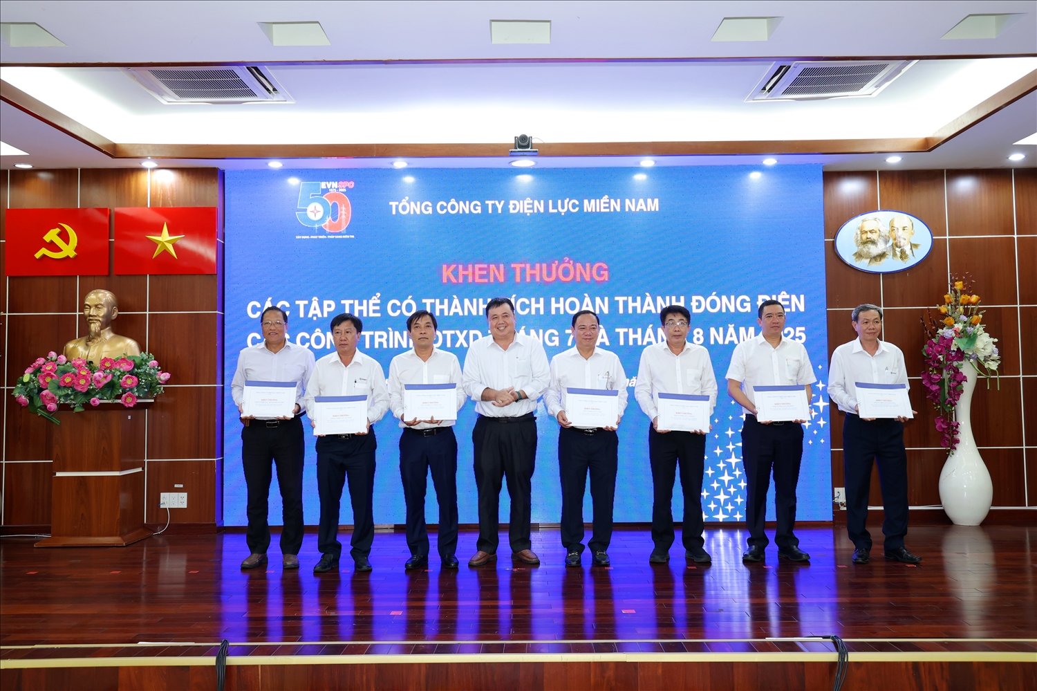 Ông Đoàn Đức Hưng, Phó Tổng Giám đốc EVNSPC khen thưởng các tập thể có thành tích hoàn thành đóng điện các công trình đầu tư xây dựng tháng 7 và tháng 8/2025