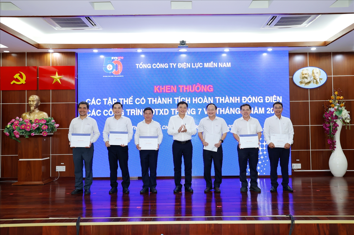 Phó Tổng Giám đốc EVNSPC - Đào Hoà Bình khen thưởng các tập thể có thành tích hoàn thành đóng điện các công trình đầu tư xây dựng tháng 7 và tháng 8/2025