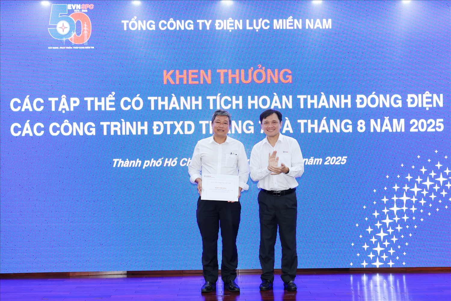 Ông Nguyễn Phước Đức, Tổng Giám đốc EVNSPC trao thưởng, động viên Trung tâm Điều độ Hệ thống điện miền Nam (thuộc Công ty TNHH MTV Vận hành hệ thống điện và Thị trường điện Quốc gia) có thành tích góp phần trong công tác đóng điện các công trình đầu tư xây dựng tháng 7 và 8/2025 của EVNSPC